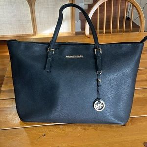 Large Black leather Michael Kors laptop bag with zip closure